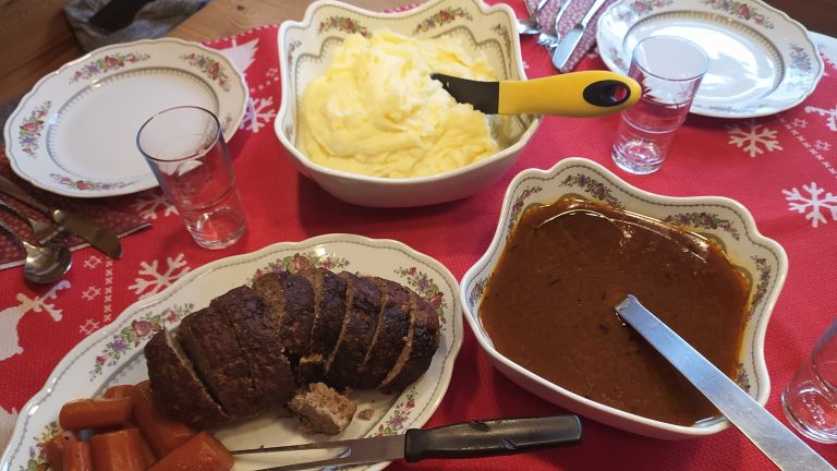 Beliebter Sonntagsklassiker: Hackbraten mit Kartoffelbrei